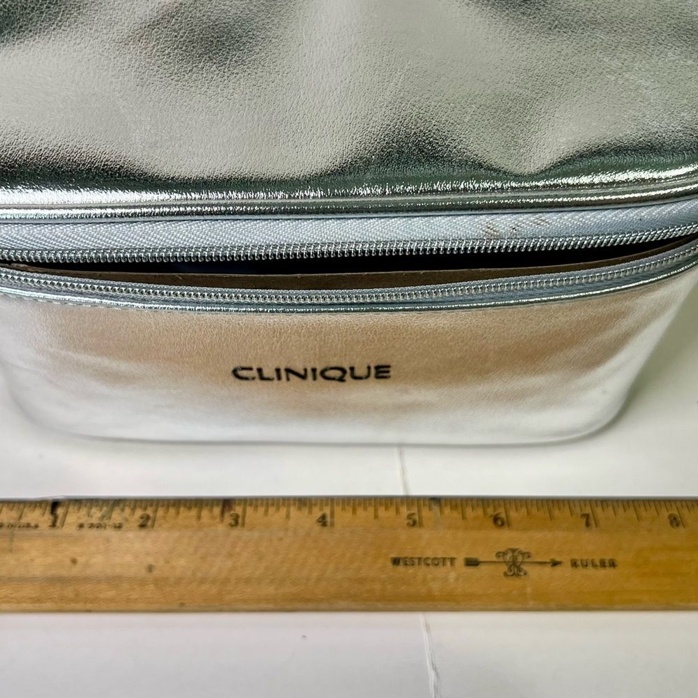 Clinique Skincare 3 pc Set + Cosmetic Bag. Full size items. Retail $113 - Picture 8 of 10